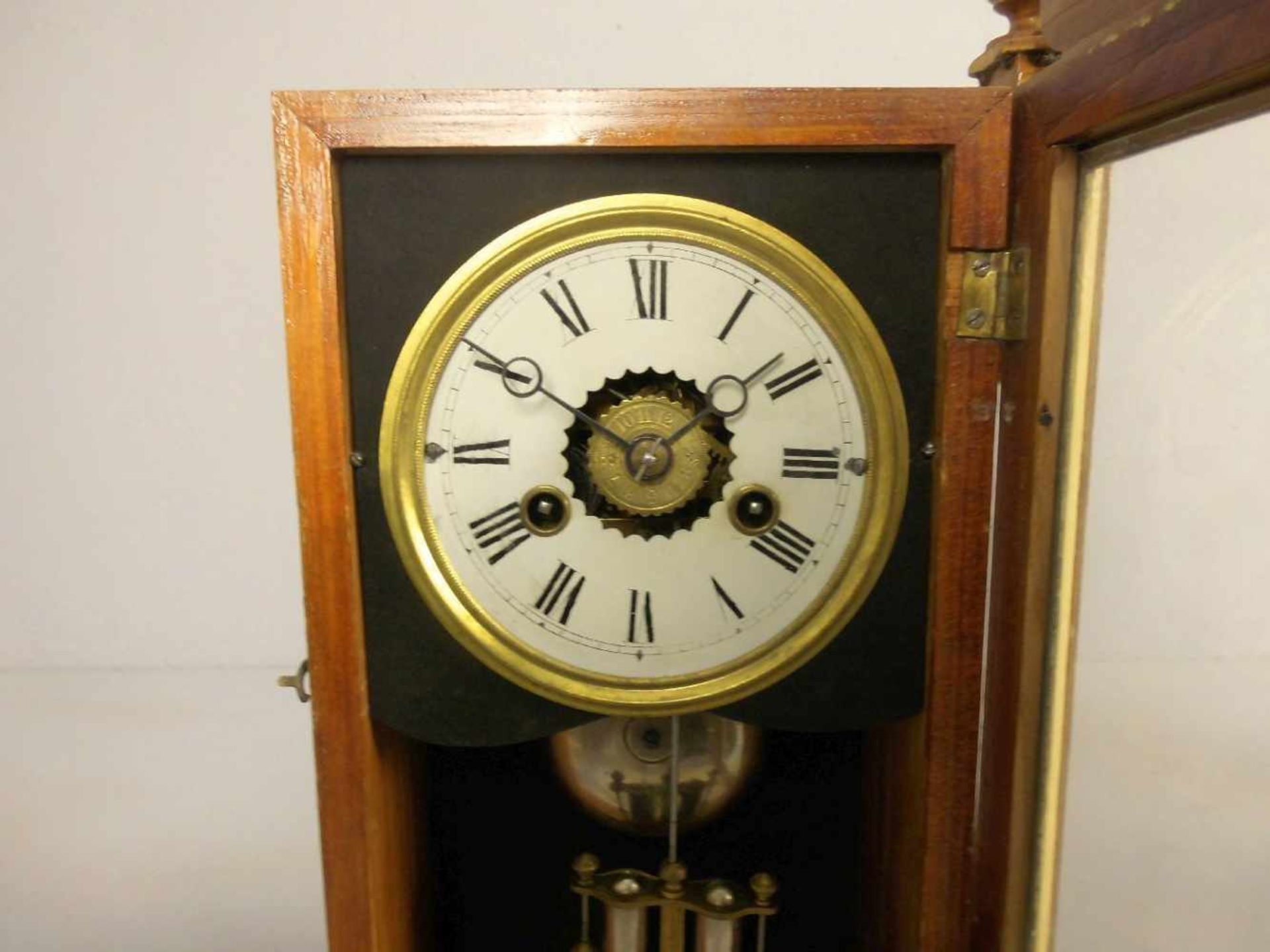 TISCHUHR mit Weckfunktion / table clock, England, 1. Hälfte 20 Jh.; Gehäuse mit Nussbaum und - Bild 2 aus 4