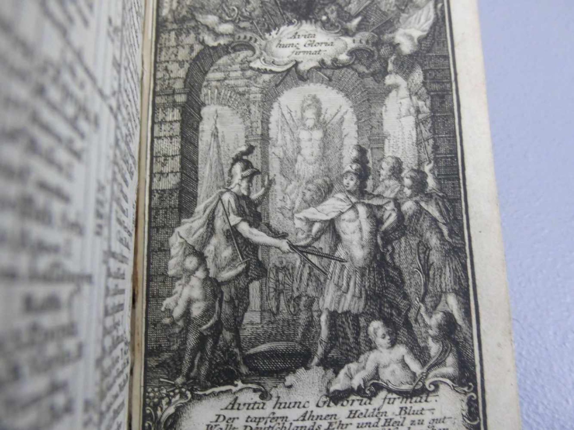 KLEINER HANDATLAS, AUGSBURG 1746 mit Kalender, allegorischen Kupferstichen und 12 teils - Bild 2 aus 6