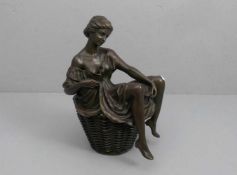 ANONYMUS (Bildhauer des 20. Jh.), erotische Skulptur / sculpture: "Auf einem Korb sitzende Frau",