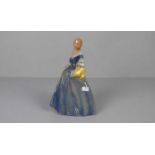 FIGUR: DAME MIT HUT, Keramik, polychrom glasiert, unter dem Stand mit Pressmarke "13SL"