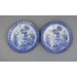 PAAR SCHALEN / pair of bowls, Porzellan, China (ungemarkt). Flach gemuldete Form auf Standring,