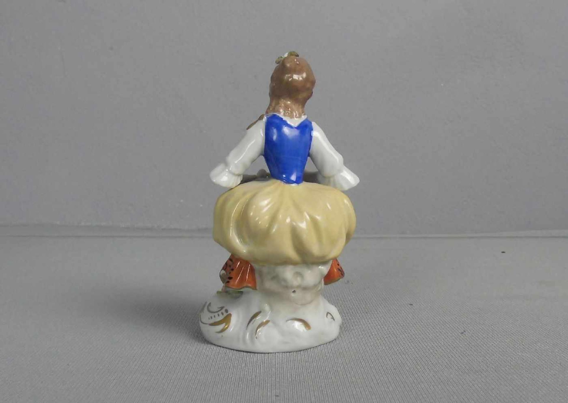 PORZELLANFIGUR / porcelainfigure: "GALANTE DAME MIT HUT", Manufaktur Sitzendorf / Thüringen. Auf - Image 3 of 4