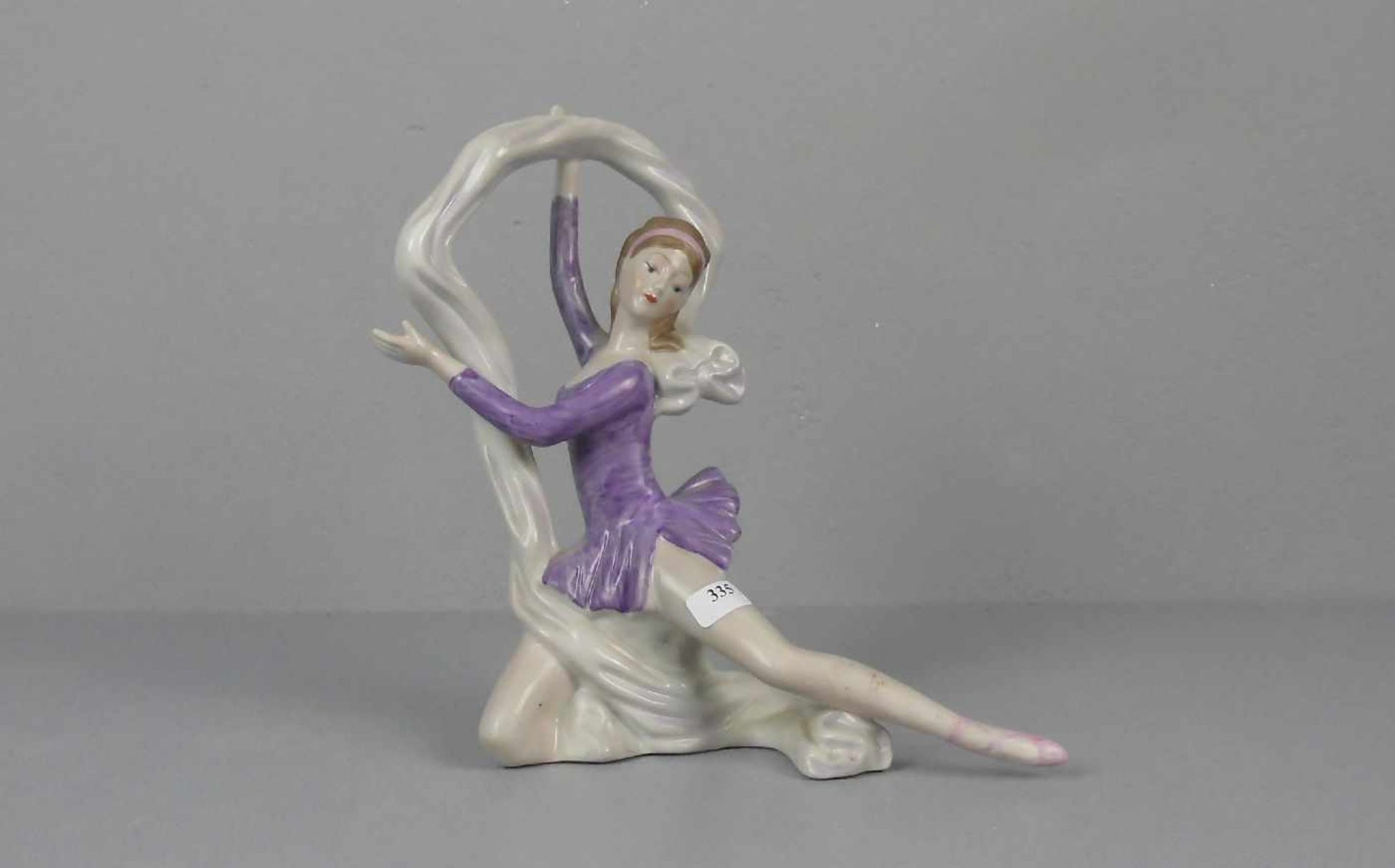 PORZELLANFIGUR: "Tänzerin / Ballerina", Porzellan (ungemarkt), polychrom staffiert. Vollplastische