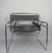 "WASSILY CHAIR " / "Wassily - Sessel / Armlehnstuhl" von Marcel Breuer, Entwurf um 1925, hier