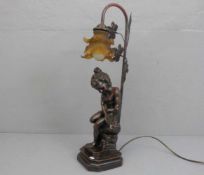 FIGÜRLICHE LAMPE / TISCHLAMPE: "Badendes Mädchen", bronzierte Masse. Auf profiliertem Postament