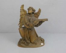 SKULPTUR: "Musizierender Engel", Lindenholz, geschnitzt und braun lasiert. Kniender Engel in reich