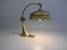 JUGENDSTIL - LAMPE / TISCHLAMPE / art nouveau lamp, um 1900. Bronzierter Zinkguss und getriebenes