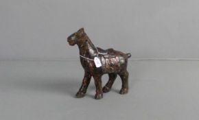 FIGUR: "PFERD", wohl. 20. Jh.. Vollplastische Figur eines Pferdes in chinoiser Anmutung, Korpus