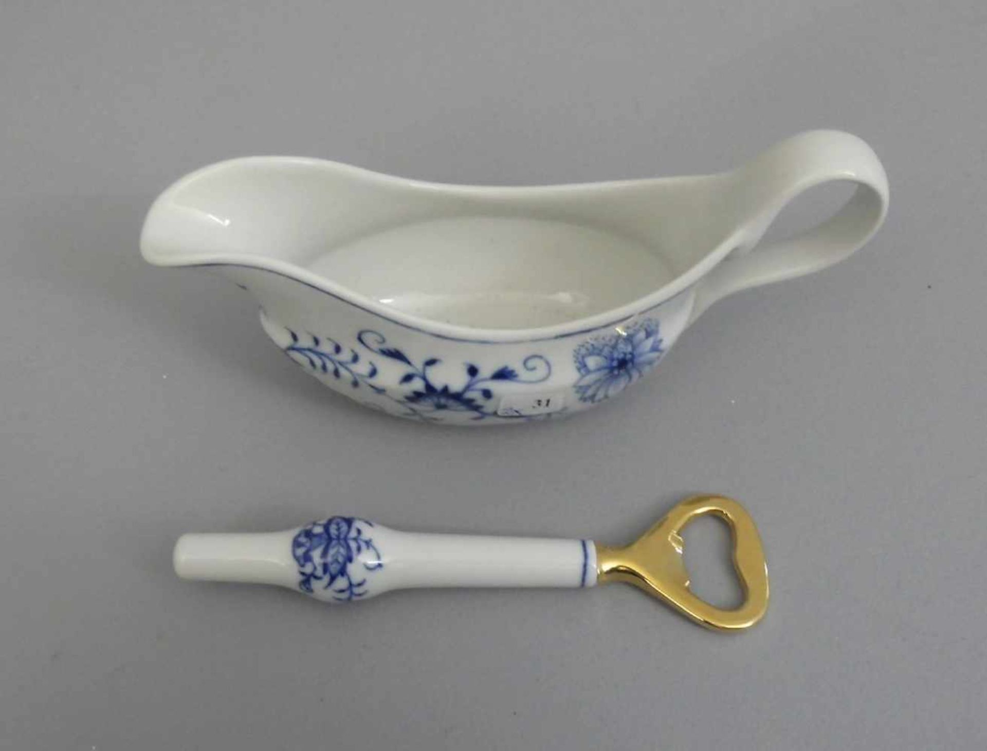 SAUCIÈRE UND FLASCHENÖFFNER, Porzellan, Manufaktur Meissen, unterglasurblaue Schwertermarke, Marke - Bild 2 aus 4