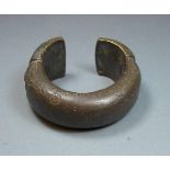 MANILLE / ARMREIF / RINGGELD, Bronze, Afrika, 19. Jh., reich verziert mit grafischen Motiven, 483 g;