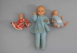 KONVOLUT VON 3 PUPPEN / dolls, 20. Jh., Cellophan. Folgende Puppen sind im Konvolut enthalten: 1)
