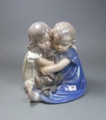 FIGURENGRUPPE / porcelainfigure: "Kinder, einen Dackel umarmend", Porzellan, Manufaktur Royal