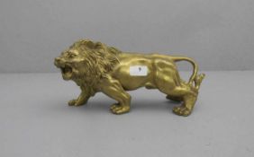 SKULPTUR: "Löwe", Bronzegelbguss, um 1900; naturalistisch gearbeiteter brüllender Löwe mit