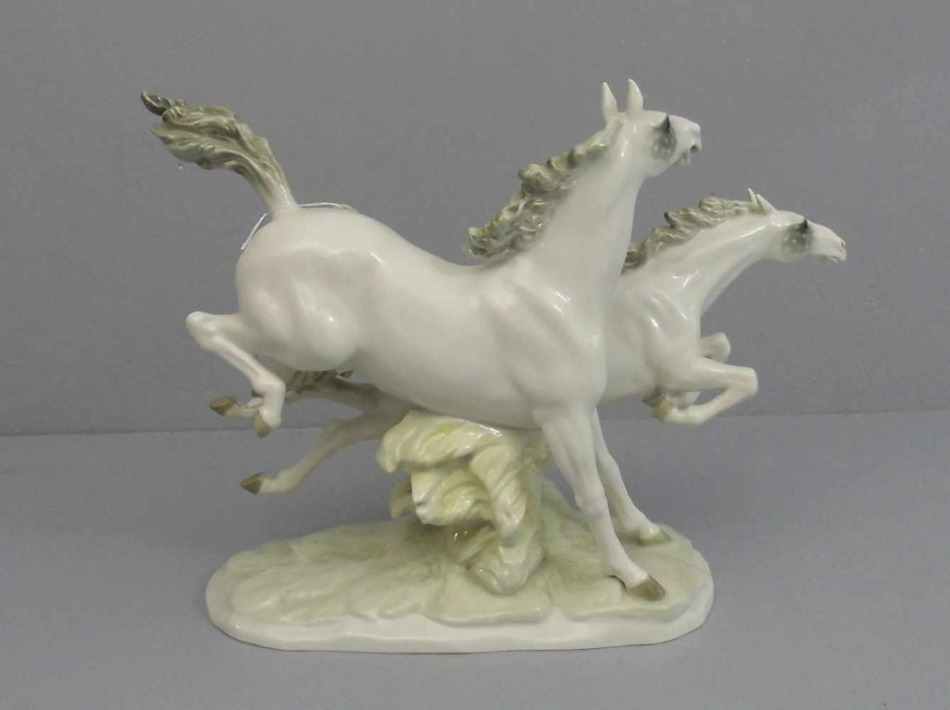 FIGURENGRUPPE: "Galoppierende Pferde", Porzellan, Manufaktur Hutschenreuther - Selb, unterglasurgrün - Image 3 of 5