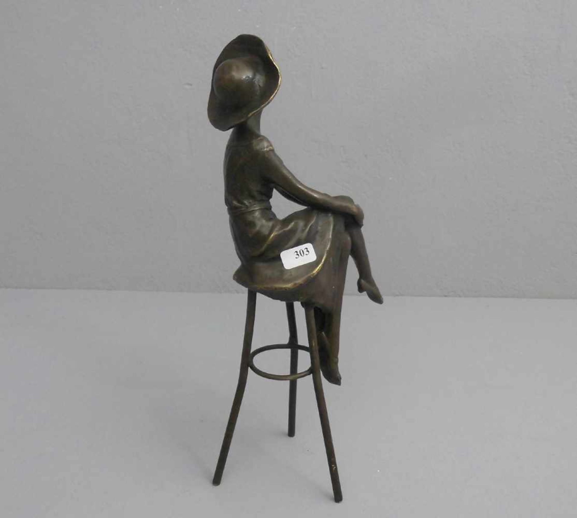 nach CHIPARUS, DÉMETRE HARALAMB (1886-1947), Skulptur: "Sitzende Frau mit Hut und Federboa", 20. - Bild 3 aus 3