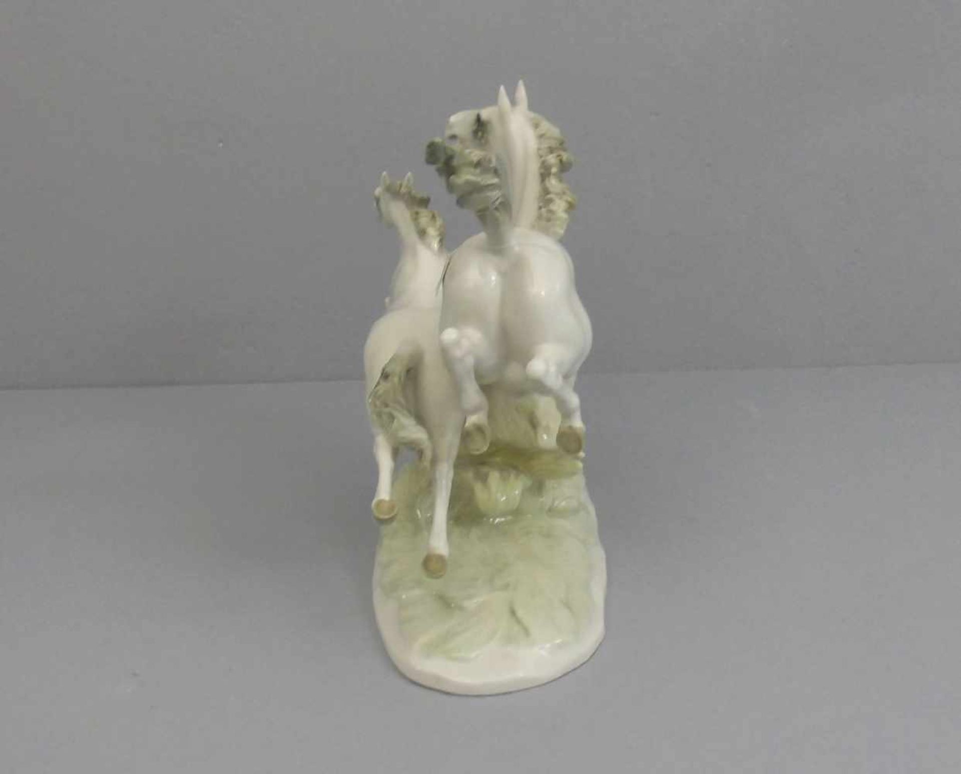 FIGURENGRUPPE: "Galoppierende Pferde", Porzellan, Manufaktur Hutschenreuther - Selb, unterglasurgrün - Image 4 of 5