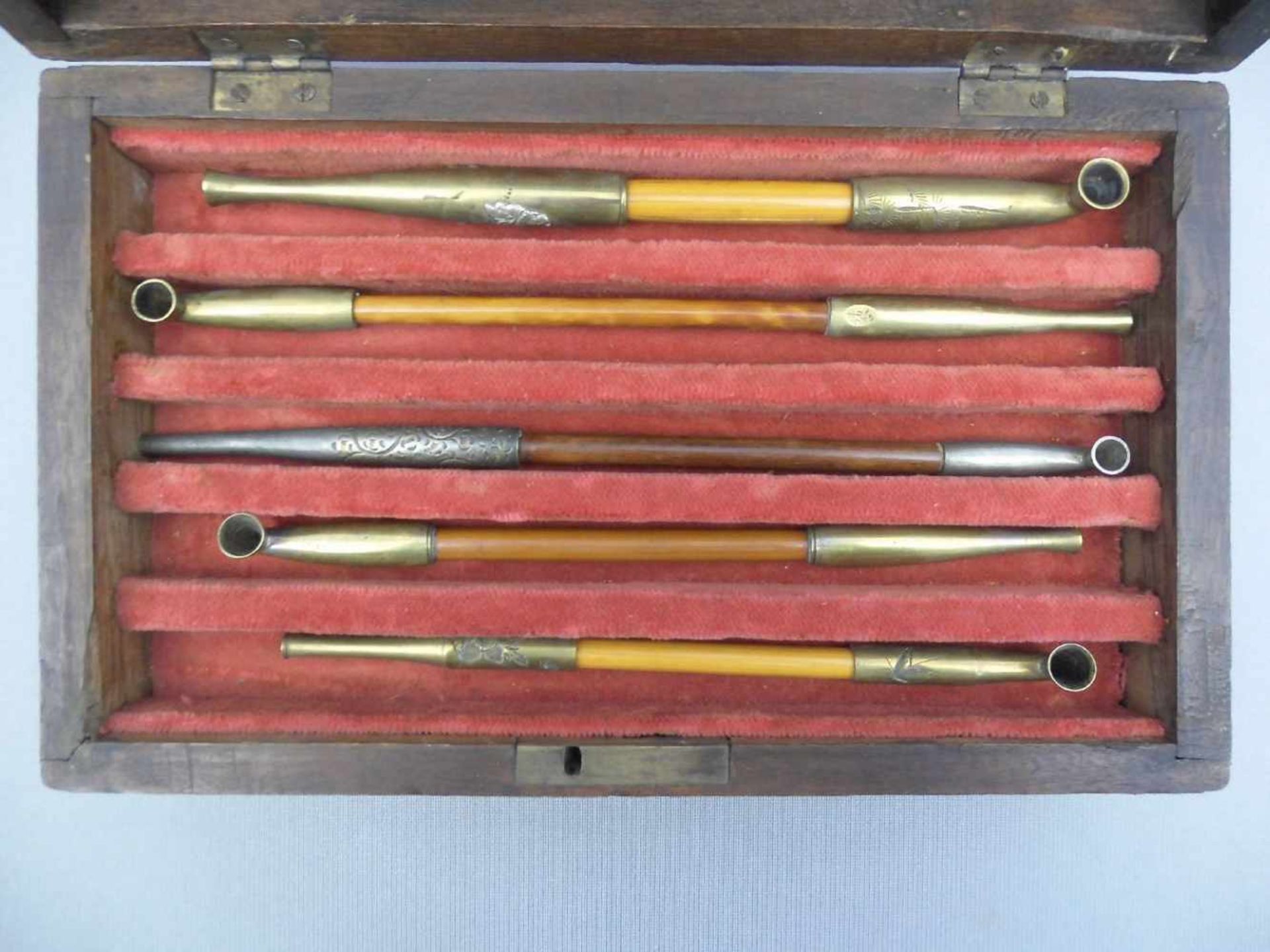 SCHATULLE MIT DRACHENMOTIVEN UND 5 OPIUMPFEIFEN / box with 5 opium pipes, China, Ende 19. Jh.; - Bild 2 aus 4