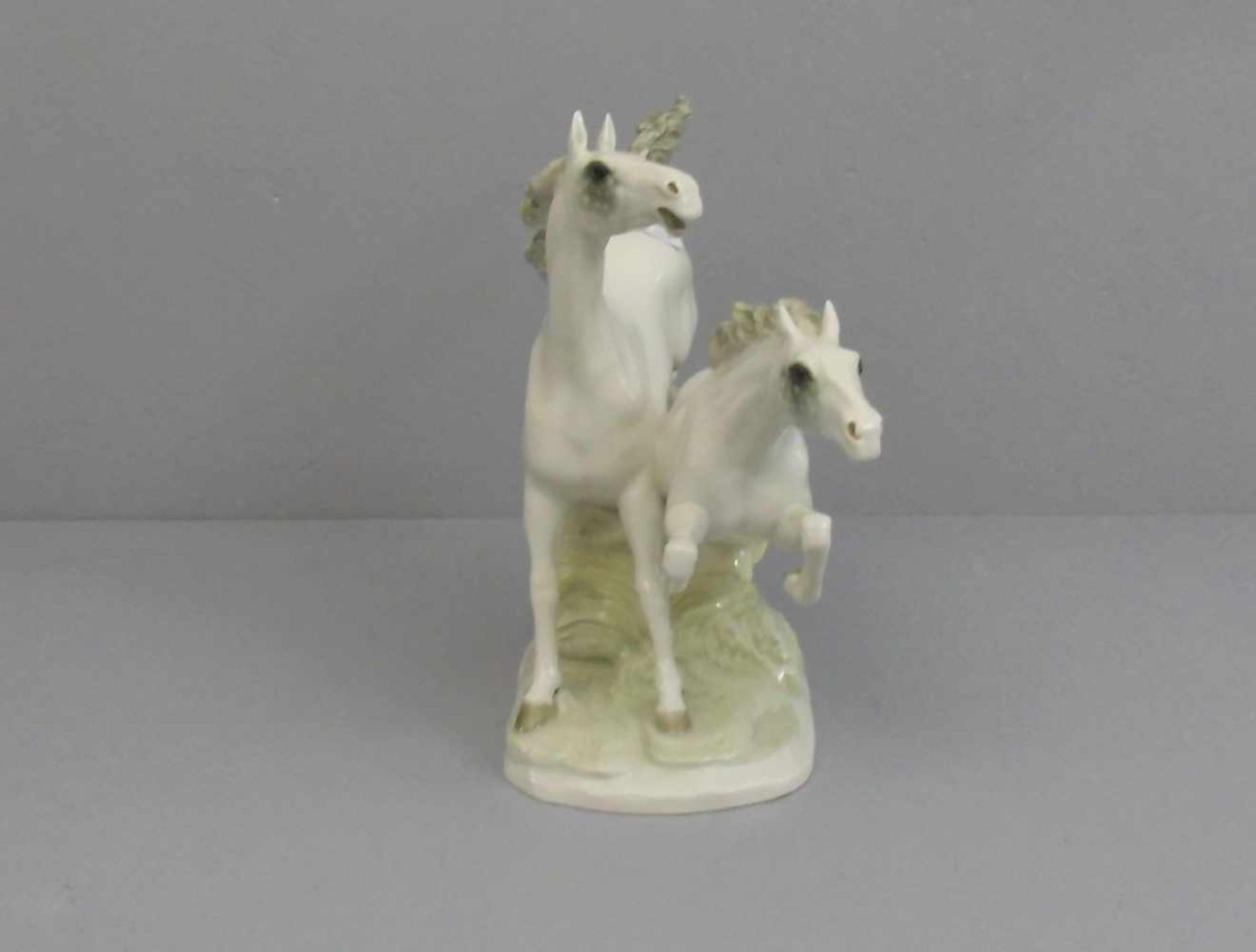 FIGURENGRUPPE: "Galoppierende Pferde", Porzellan, Manufaktur Hutschenreuther - Selb, unterglasurgrün - Image 2 of 5