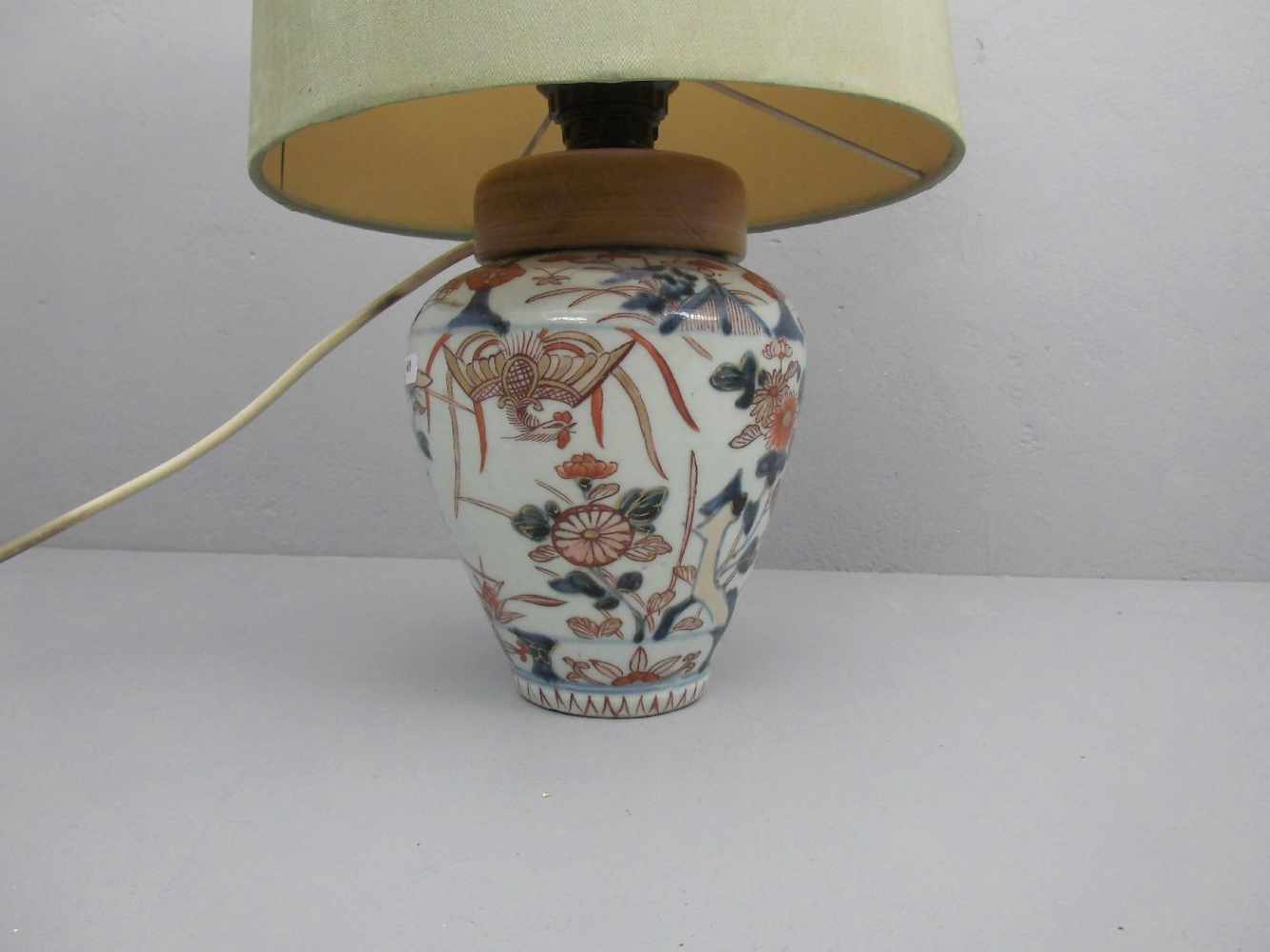 LAMPE / TISCHLAMPE MIT VASENFUSS, einflammig elektrifiziert. Satsuma - Vase in Balusterform mit - Image 3 of 3
