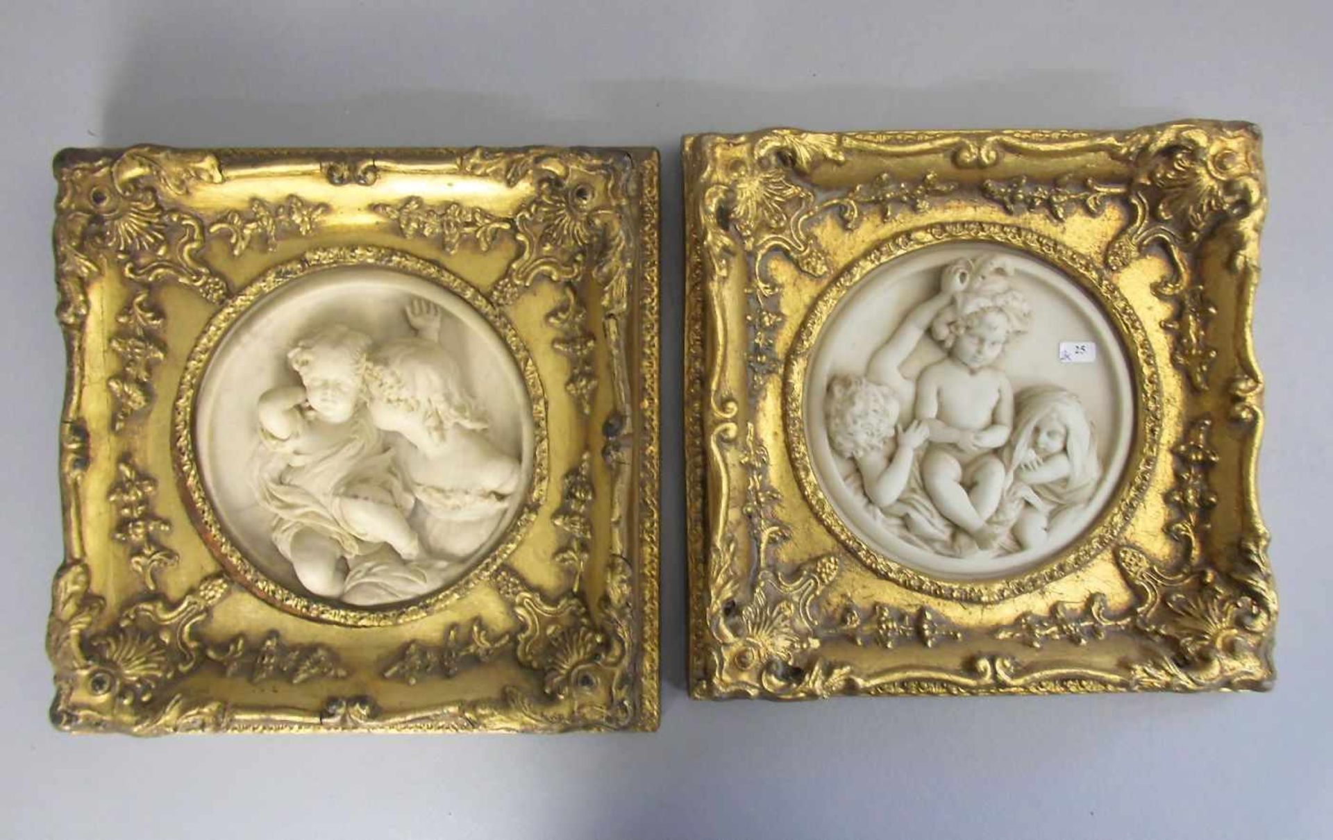 ANONYMUS (19. Jh.), Paar Reliefs: "Kinder", Marmorguss, einmal mit revers montierter Plakette mit