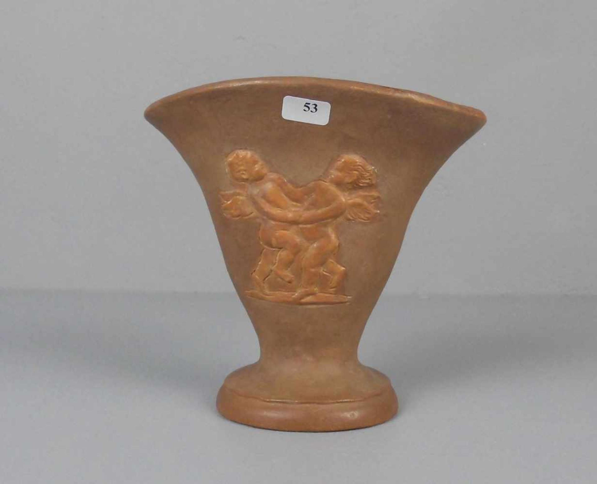 KAESBACH, RUDOLF (Gladbach 1873-1955 Berlin): Vase mit Puttendekor, Terrakotta in Anmutung von