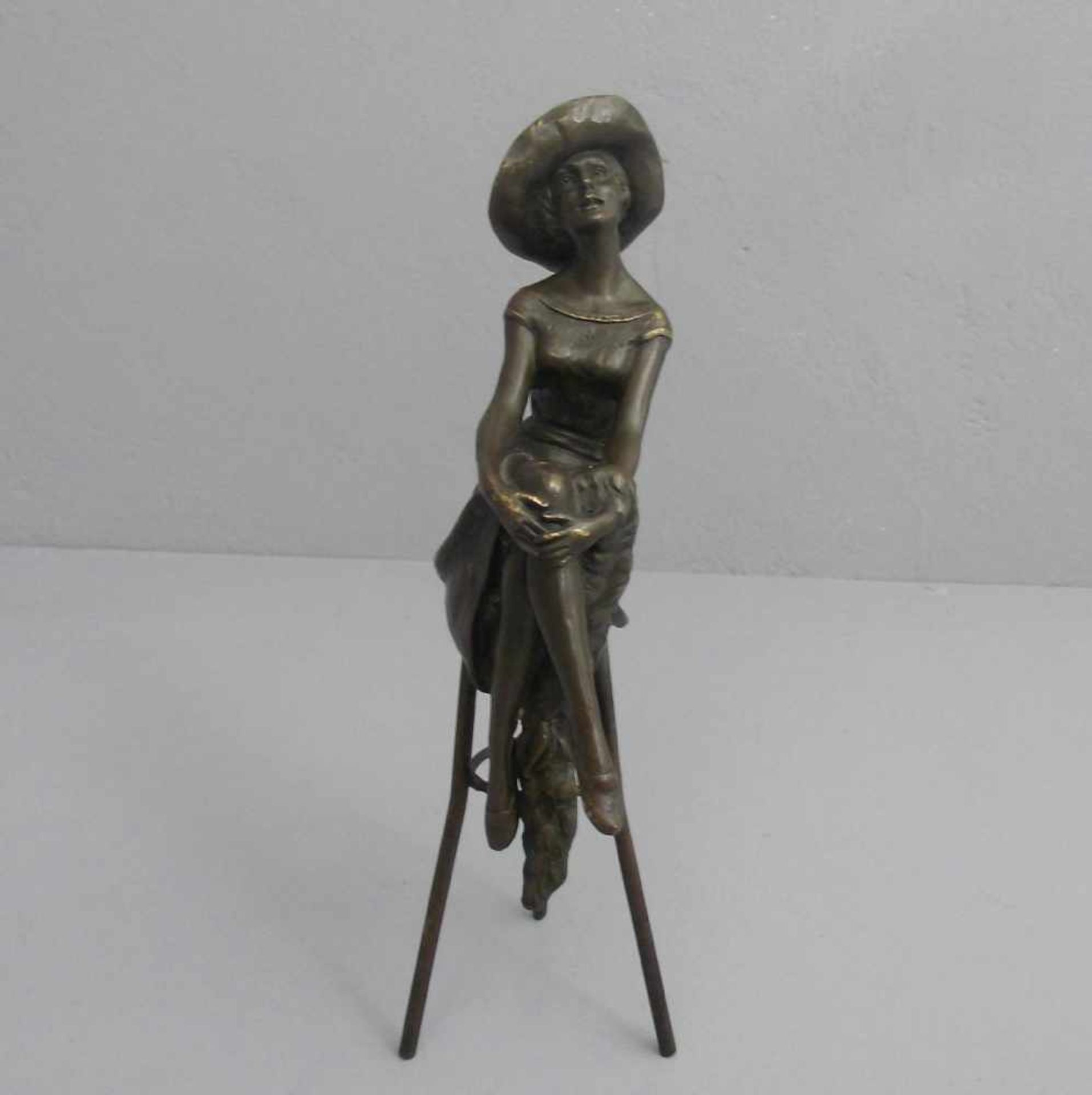nach CHIPARUS, DÉMETRE HARALAMB (1886-1947), Skulptur: "Sitzende Frau mit Hut und Federboa", 20.