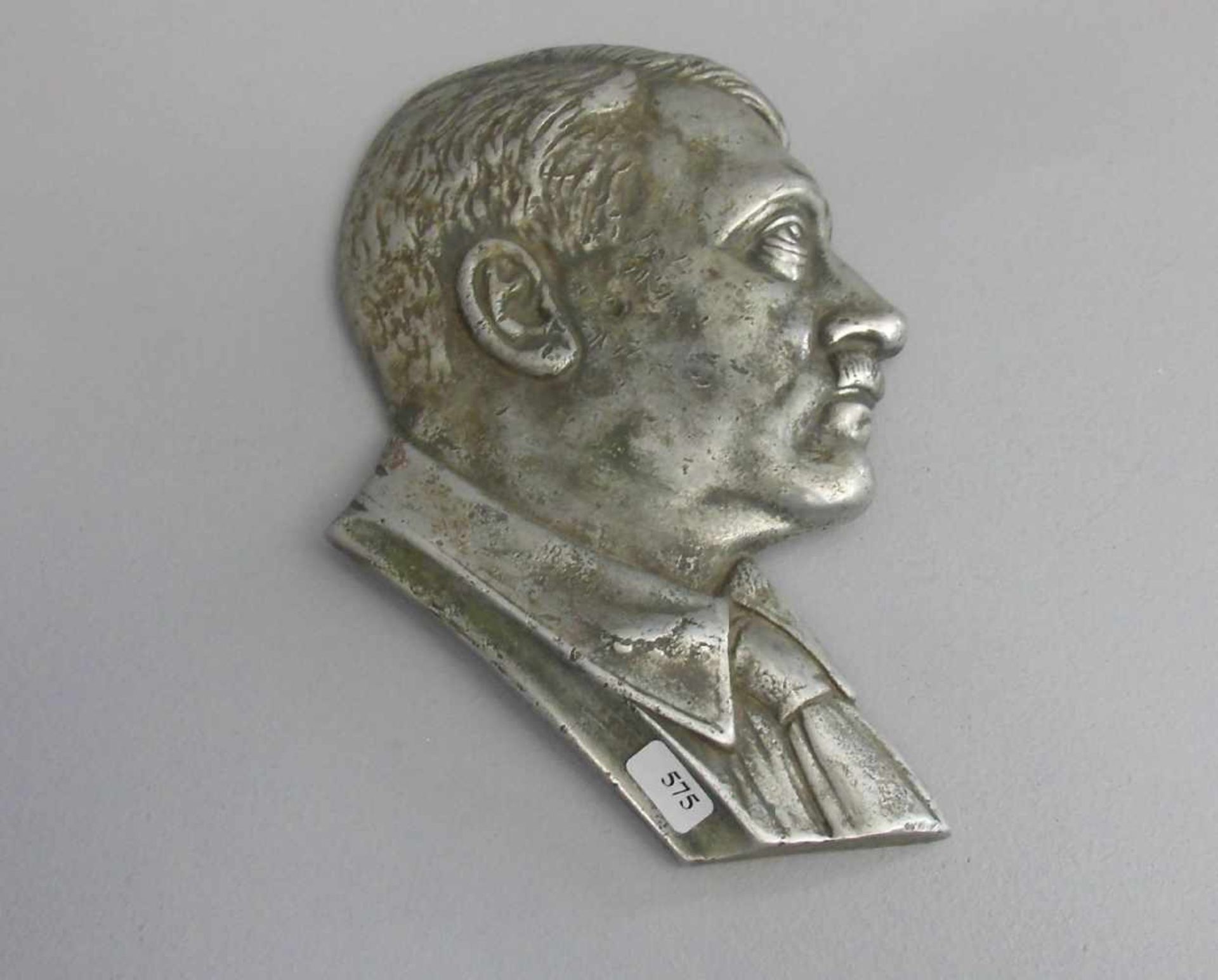 RELIEF "Adolf Hitler", silberfarbener Metallguss, 1930er Jahre. Porträt Hitlers in Profil nach