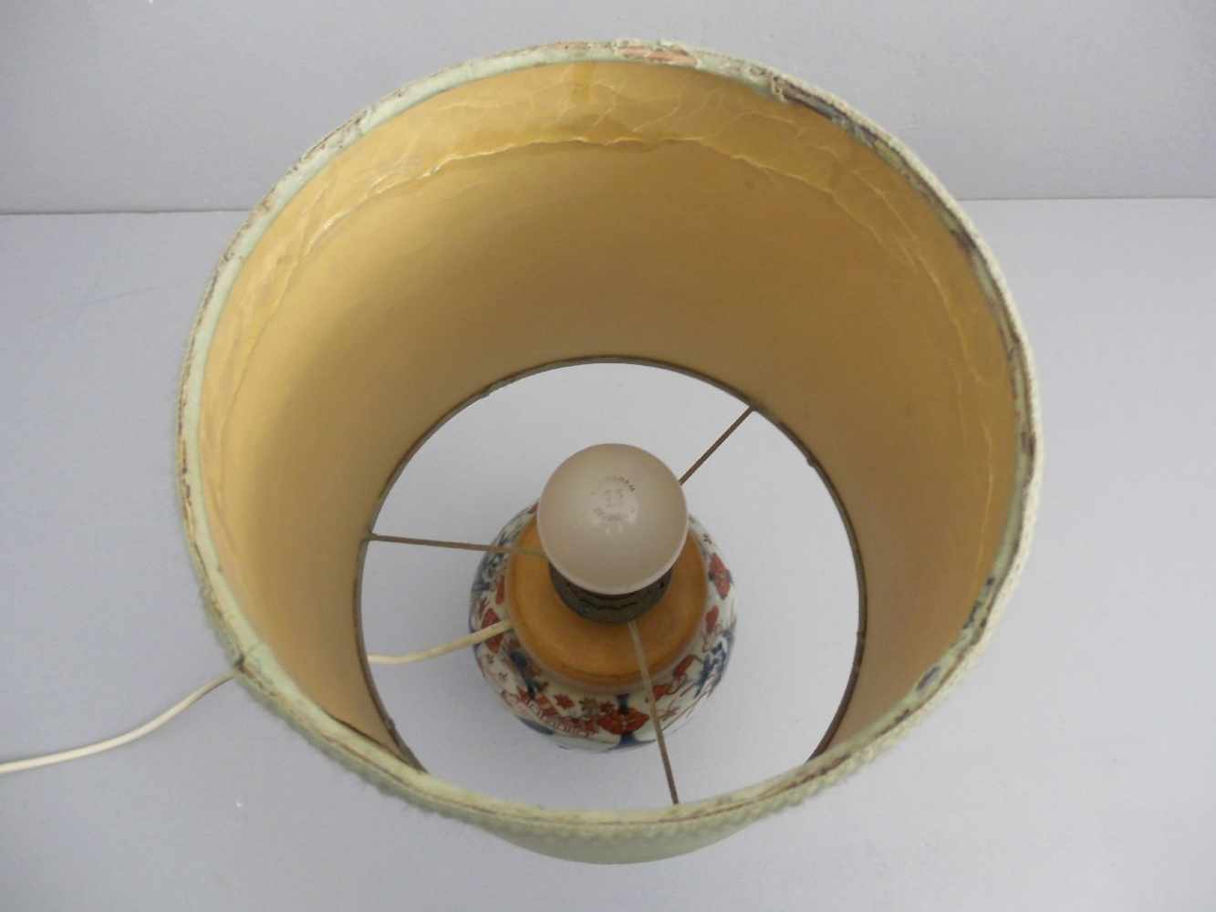 LAMPE / TISCHLAMPE MIT VASENFUSS, einflammig elektrifiziert. Satsuma - Vase in Balusterform mit - Image 2 of 3
