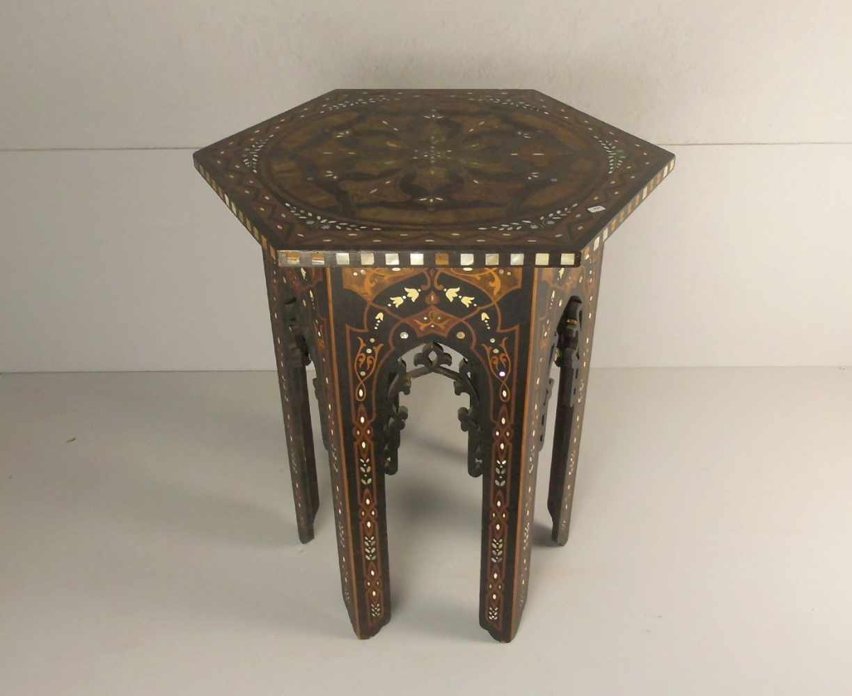 BEISTELLTISCH / ORIENTALISCHER TABOURET - oder TEE - TISCH / table, 2. Hälfte 20. Jh.; gearbeitet