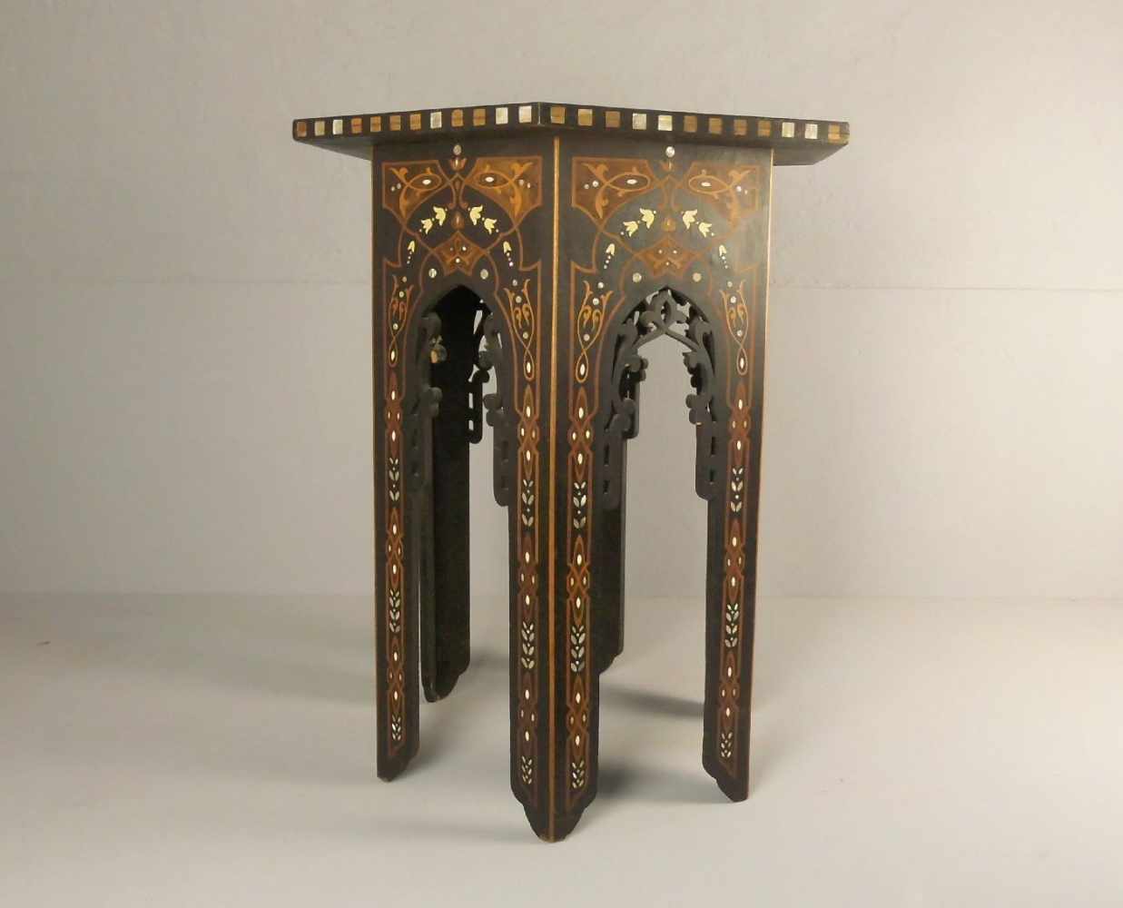 BEISTELLTISCH / ORIENTALISCHER TABOURET - oder TEE - TISCH / table, 2. Hälfte 20. Jh.; gearbeitet - Image 3 of 3