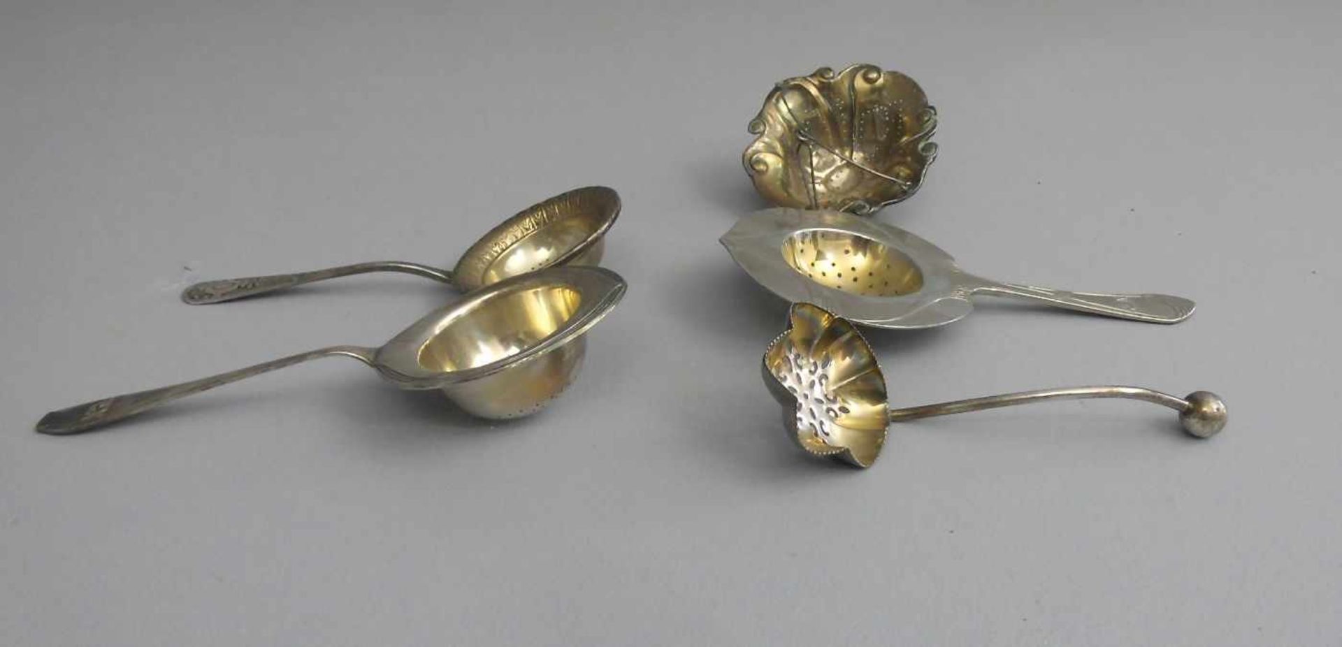 KONVOLUT TEESIEBE / tea strainers, um 1900. 1) Jugendstil - Teesieb: geschweifte Form mit - Bild 2 aus 3