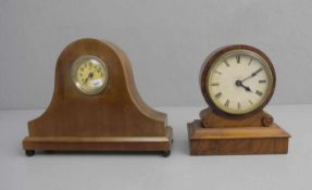 PAAR KLEINE TISCHUHREN / KAMINUHREN, um 1900. 1) Junghans, Holzgehäuse auf vier Kugelfüßen, Uhr