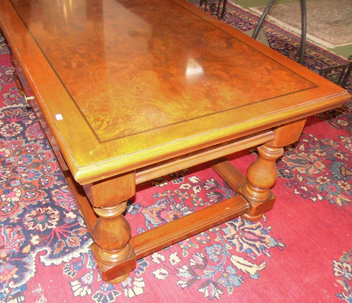 COUCHTISCH / BEISTELLTISCH / coffee table, 2. Hälfte 20. Jh.; mahagonifarbenes Holz. Zargenrahmen - Image 2 of 2