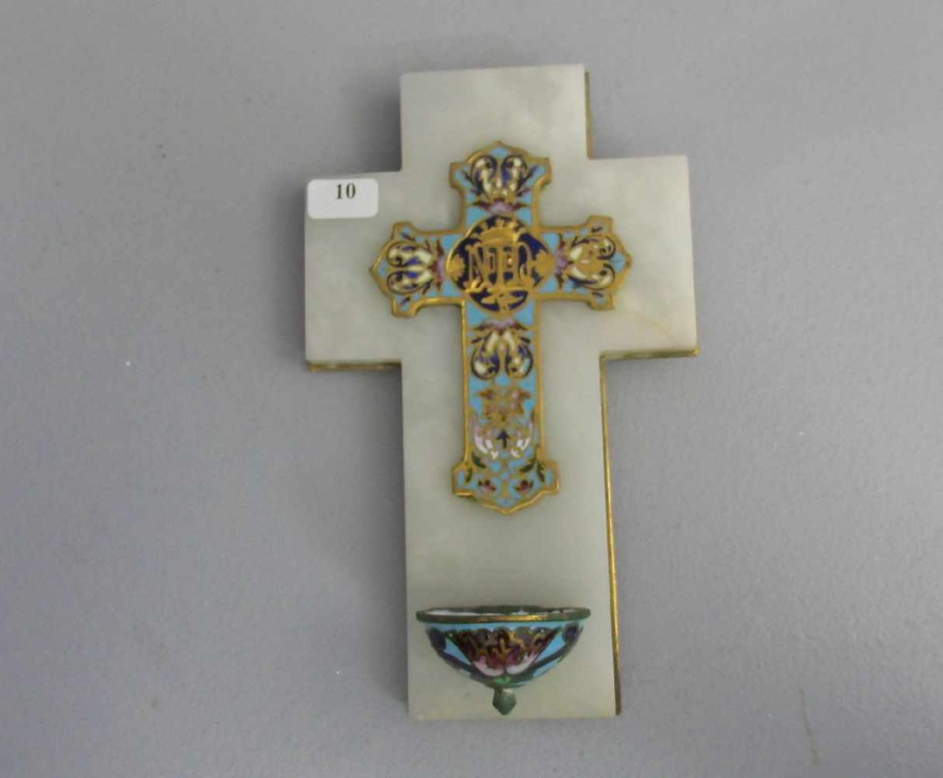 KREUZ MIT WEIHWASSERBECKEN, Cloisonné (Emaille über Messing) und Alabaster, Russland, um 1900.