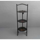 CAKE - STAND / ETAGÈRE, China, 1. Hälfte 20. Jh.; 3 klappbare oktagonale und gemuldete Tablare mit