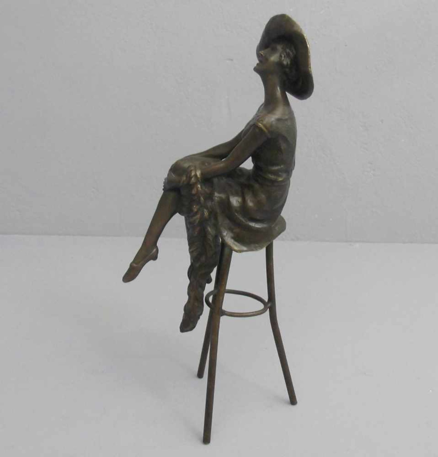 nach CHIPARUS, DÉMETRE HARALAMB (1886-1947), Skulptur: "Sitzende Frau mit Hut und Federboa", 20. - Bild 2 aus 3