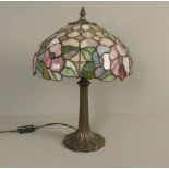 LAMPE IM TIFFANY-STIL, bronzierter, mehrpassiger Metallstand mit stilisiertem Blattdekor,