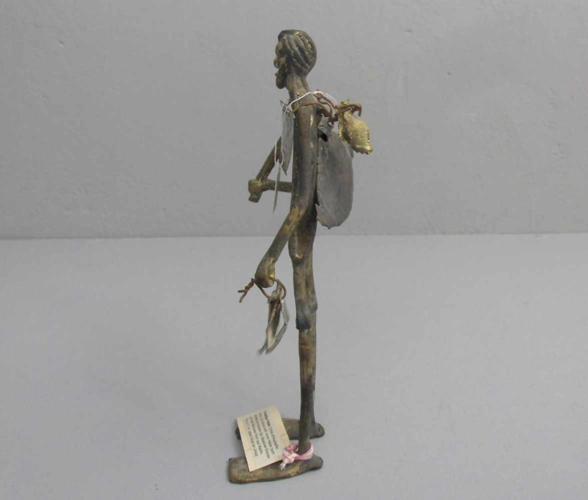 BRONZEFIGUR: "Heiler / Schamane", Afrika, hell patinierte Bronze. Abstrahierte Darstellung eines - Bild 2 aus 3