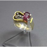 UNIKAT: RING MIT RUBIN (HALBKARÄTER) UND BRILLANTBESATZ, 585er Gelbgold (6,7 g), bezeichnet "14