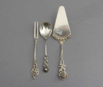 KONVOLUT VORLEGEBESTECK / serving cutlery, deutsch, 800er Silber (insgesamt 90 g). Im Konvolut