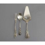 KONVOLUT VORLEGEBESTECK / serving cutlery, deutsch, 800er Silber (insgesamt 90 g). Im Konvolut