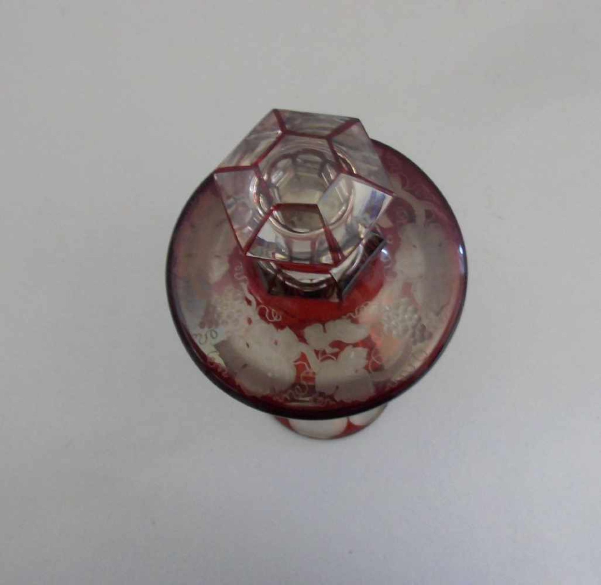 DECKELPOKAL MIT JAGDLICHER SZENE, rubiniertes Glas mit geschliffenem und geätztem Dekor, Böhmen, - Image 3 of 3