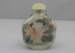 SNUFF BOTTLE, Glas mit Zwischenglasmalerei: "Lesende" und "Lesende Frauen", dargestellt in weitem