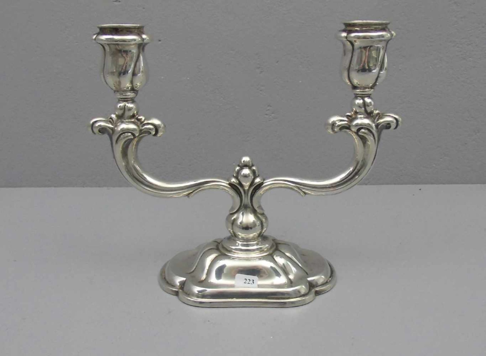 LEUCHTER / TISCHLEUCHTER / candle holder, zweiflammig, 830er Silber (mit beschwertem Fuß), gepunzt