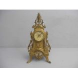 TISCHUHR / KAMINUHR / table clock, 1. H. 20. Jh., ungemarkt, bronzierter Metallguss. Durchbrochen