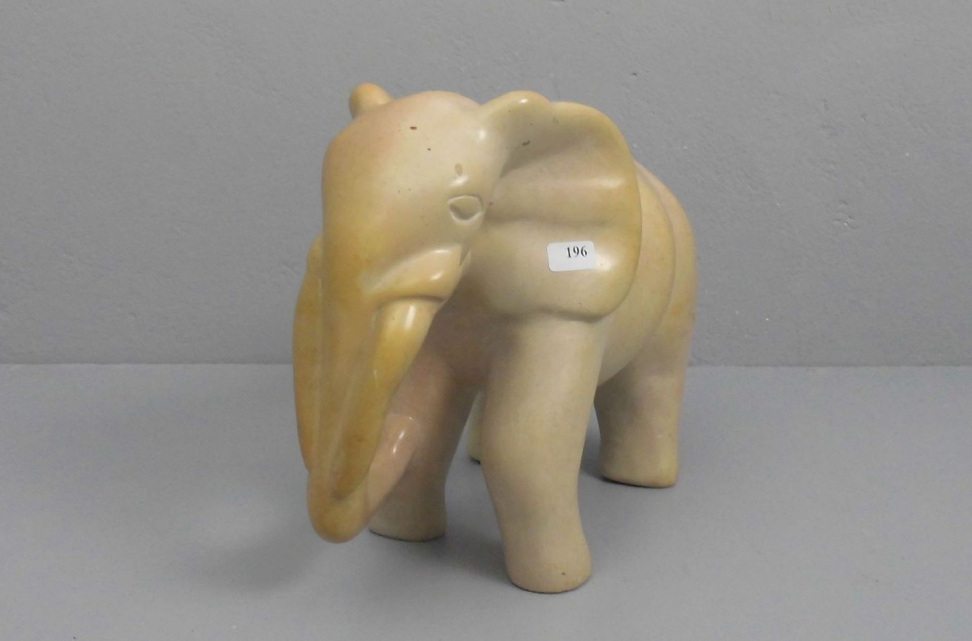 SKULPTUR: "Elefant", Speckstein, in leichter Stilisierung gearbeiteter afrikanischer Elefant. H.