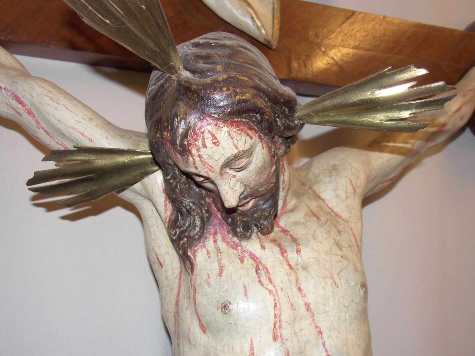 CHRISTUS / KRUZIFIX als Vortragekreuz, Süddeutsch, 18. Jh.; Dreinageltypus mit montiertem - Bild 5 aus 11