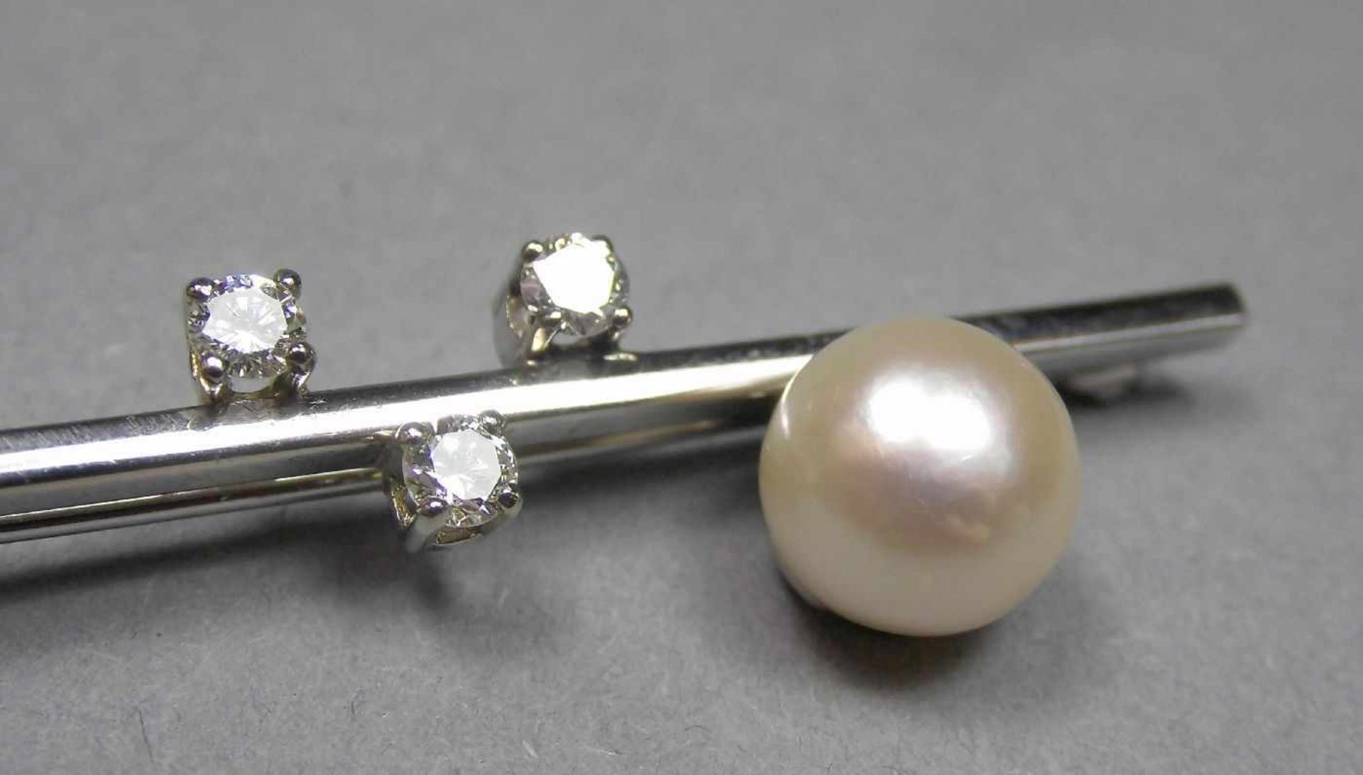 STAB - BROSCHE / brooch, 585er Weissgold (6 g), besetzt mit einer Perle und drei Brillanten von je - Bild 4 aus 4