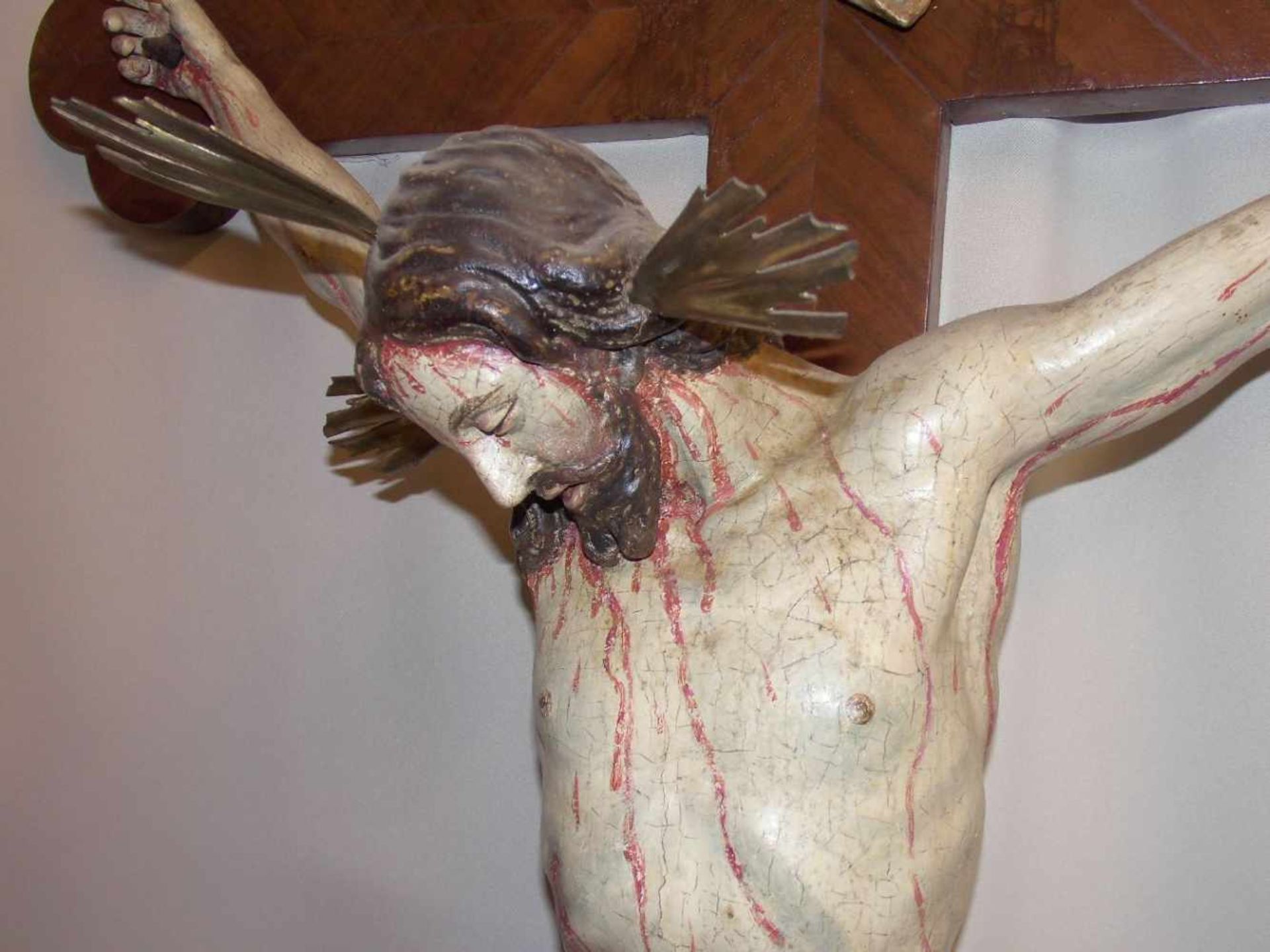 CHRISTUS / KRUZIFIX als Vortragekreuz, Süddeutsch, 18. Jh.; Dreinageltypus mit montiertem - Bild 6 aus 11