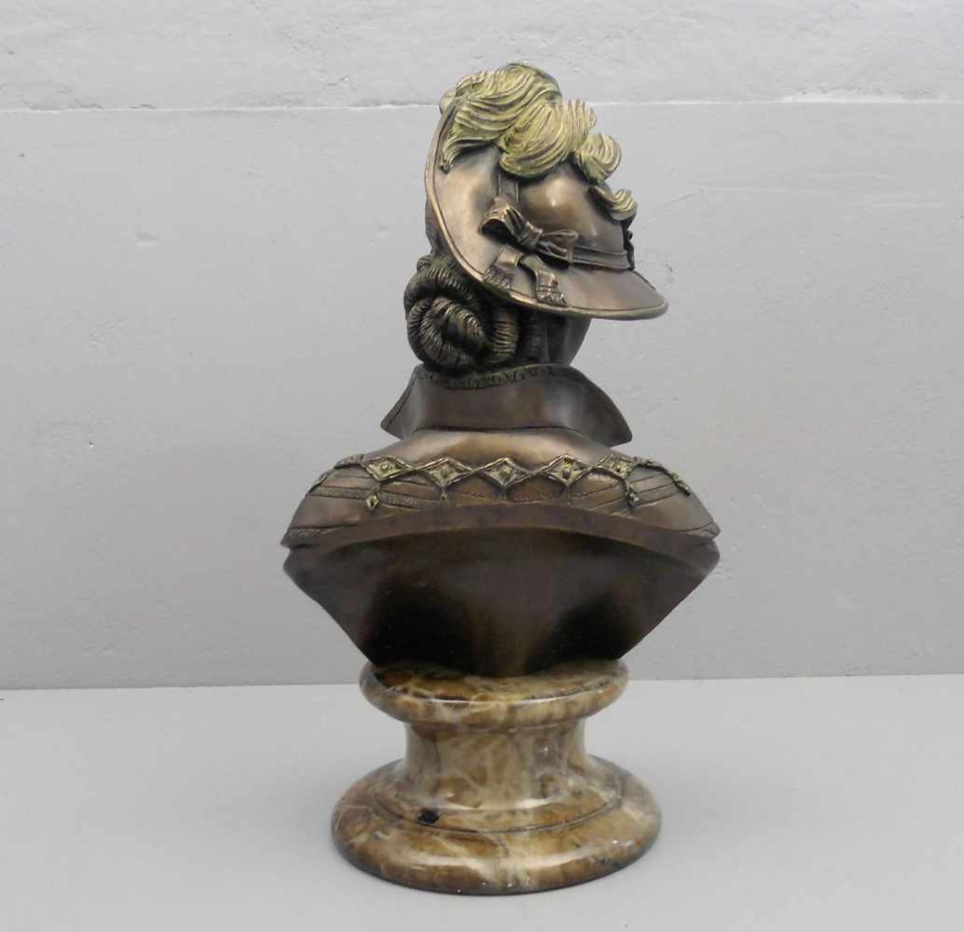 ANONYMUS (Bildhauer des 19./20. Jh.), Skulptur: "Büste einer jungen Frau", Bronze, hellbraun - Image 3 of 4